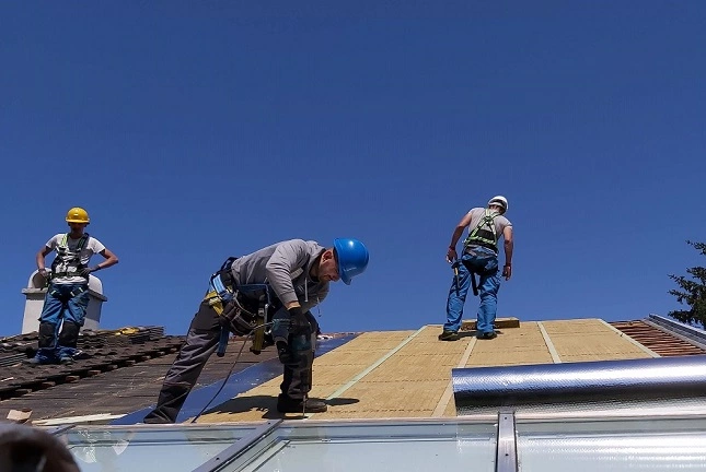 A SOS tetőfedő csapata a tetőjavítás mellett lapostető szigetelést, bádogos munkát és kéményjárda javítást is vállal.